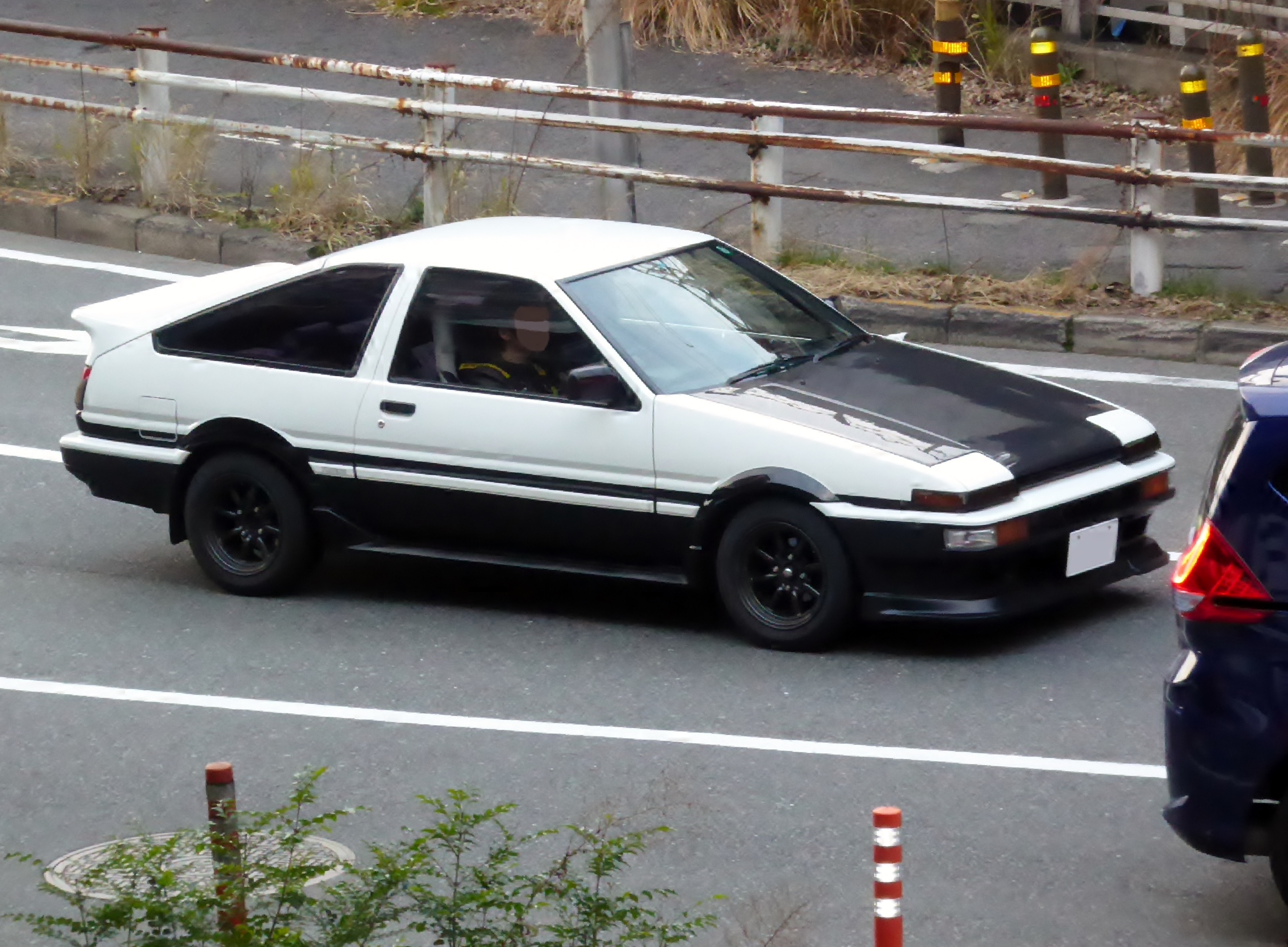 白と黒のトヨタ スプリンタートレノ GT-APEX（AE86）